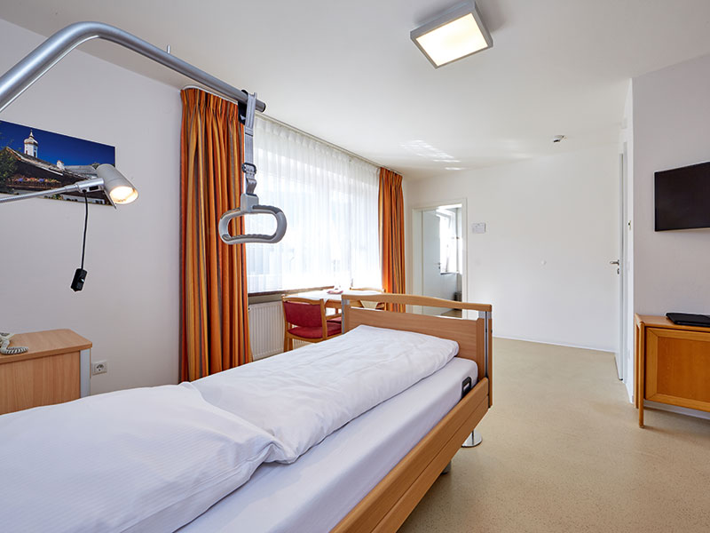 Patientenzimmer der Kategorie VITALPLUS in der Begerklinik Garmisch